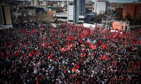 ¿La protesta VV con banderas de Kosovo? En un momento, no había nadie en sus reuniones.