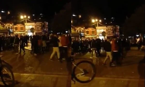 Prizren pieno di cittadini, passeggiate di gruppo senza alcuna precauzione
