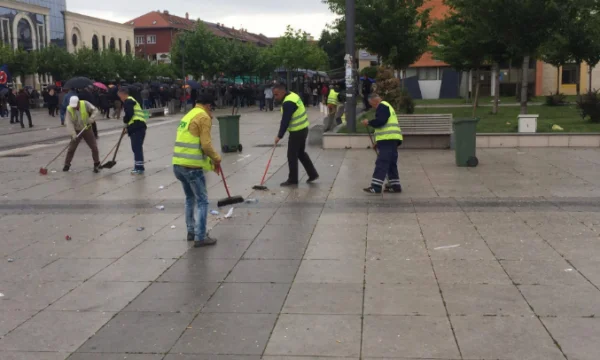 Company “Cleaning” warns protest in front of Government building