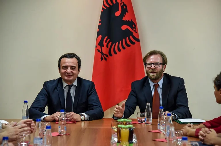 La prima volta che puzziamo come un paese. Con questa frase, Hakki Abazi riassume il giorno del governo di 100 giorni Kurti