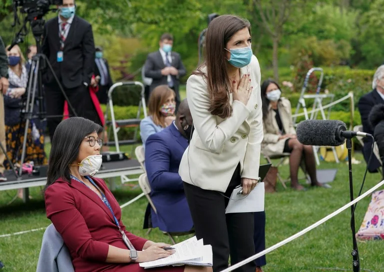 Trump profite d'un journaliste, interrompt la conférence (Vidéo)