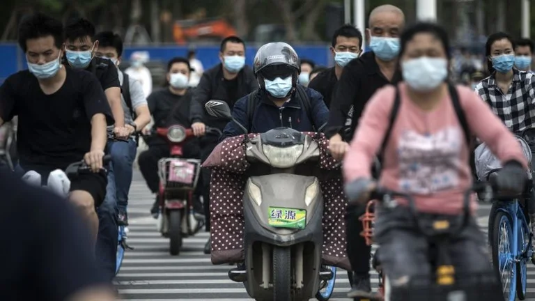 Wuhan befürchtet die zweite Welle von Coronavirus pandemic, alle Bürger, die testen