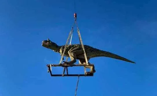 Mio padre ha ordinato un dinosauro online per suo figlio, che è venuto a casa sua e lo ha scioccato