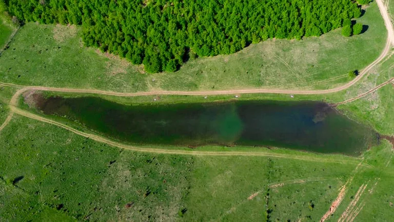 Vue imprenable, le Kosovo a ajouté au lac Kacanik