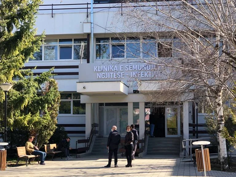 Flet pacienti që doli i infektuar sot: Njëherë më dërguan në shtëpi, herën e dytë dola pozitiv