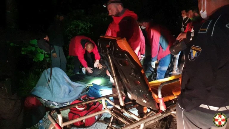 Bosnien: Flüchtlinge fallen in die Höhle 12m tief vor der Polizei
