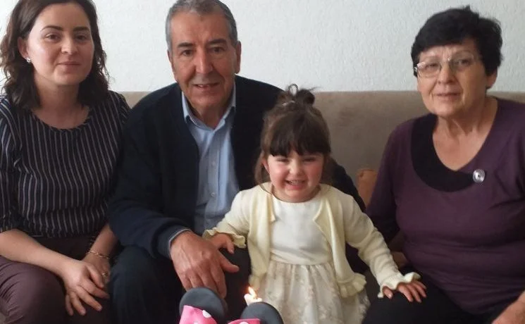 Albin Kurt manda una torta di compleanno alla figlia di Astrit Dehar
