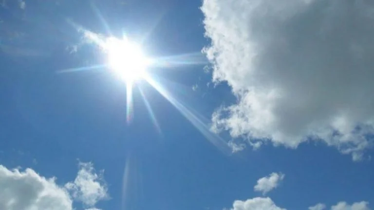 El tiempo de la luz del sol y las nubes esparcidas para esta semana