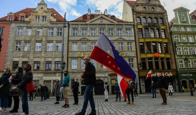 Polen verschoben Präsidentschaftswahlen aufgrund des Kronars