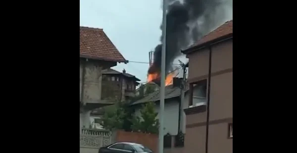 Una casa coinvolta dal fuoco nel quartiere Dragad di Pristina