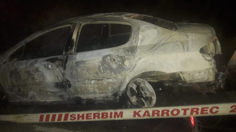 Il y a une voiture en feu à Elbasan, qui serait utilisée dans une activité criminelle.