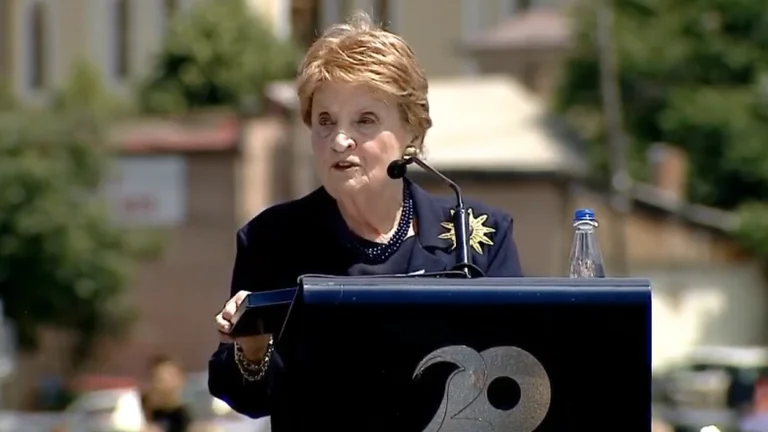 Albright : Les États-Unis “n'aident pas” à résoudre les différends entre le Kosovo et la Serbie