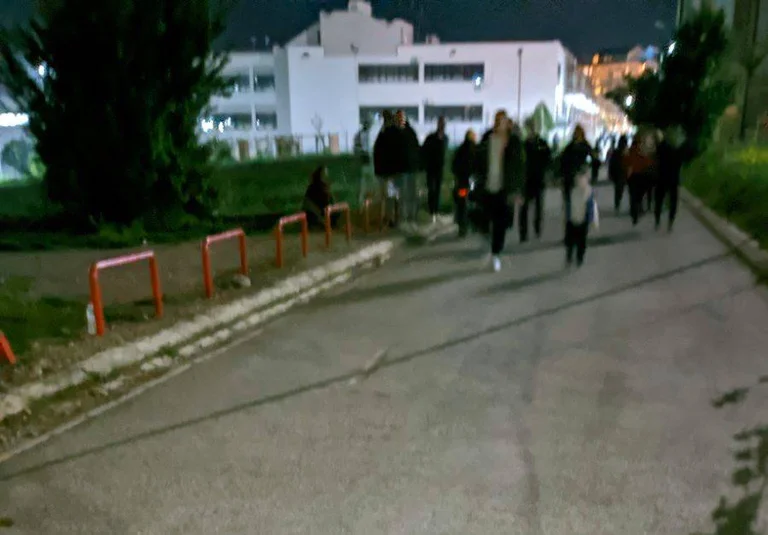 A Pristina, non rispettano le chiamate IKSHPK, escono e camminano di notte