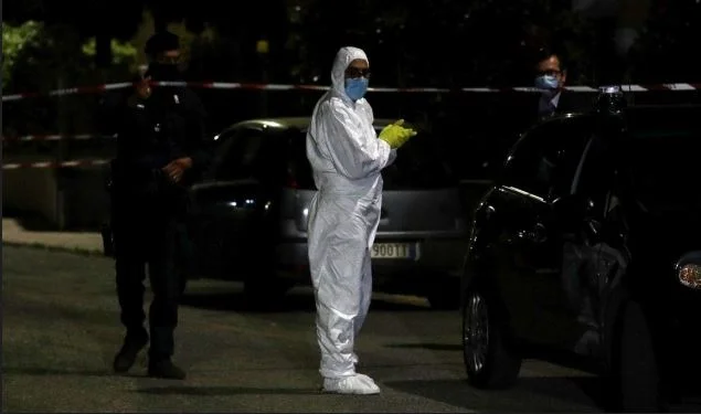 El hombre mata a su esposa delante de niños pequeños
