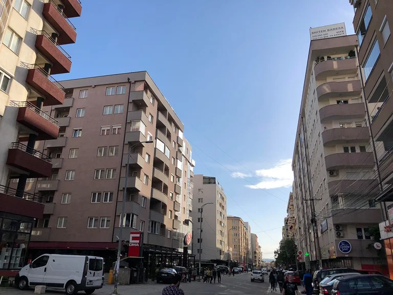 In Fushe il popolo kosovaro si presenta come se non ci fossero pandemie