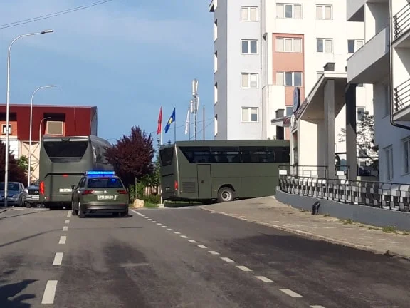 I 143 Kosovars Ritornati dal Centro Studenti degli Stati Uniti