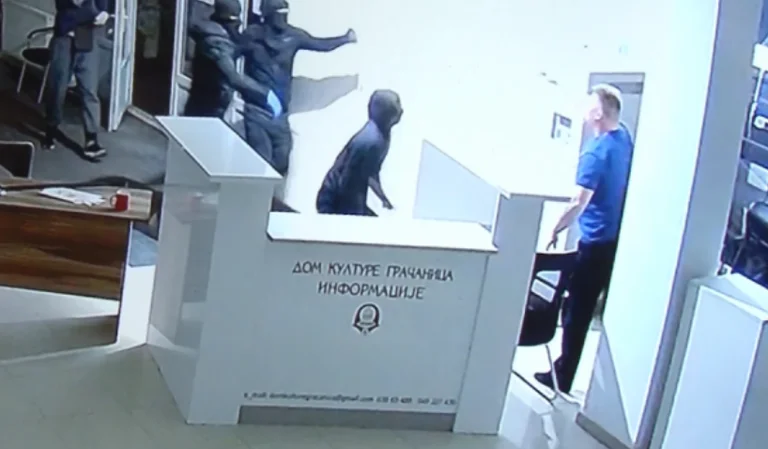 Hyenas roba el bancomatín en Gracanica, el plan falla después de que el neumático de la camioneta explote
