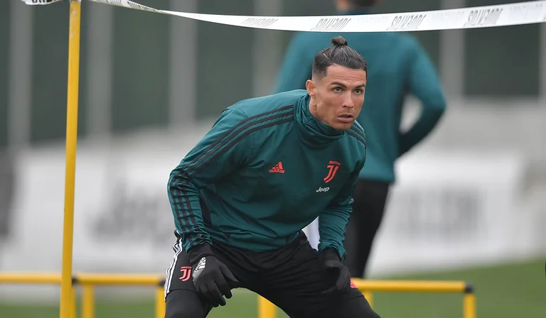 Formé secrètement avec Ronaldo, un gardien de 18 ans dit combien il a été payé.