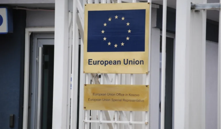 Europatag im Kosovo gefeiert, während Studenten isoliert sind