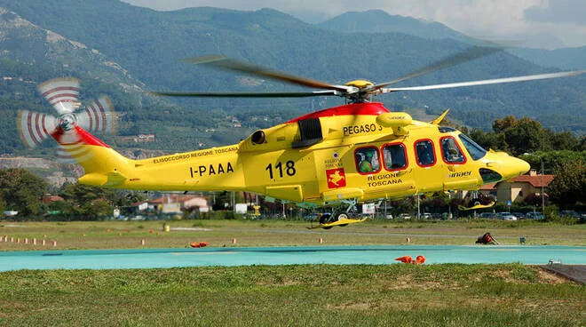 Klettern über Kran, junge Albaner schlägt Blitz und fällt über 8m