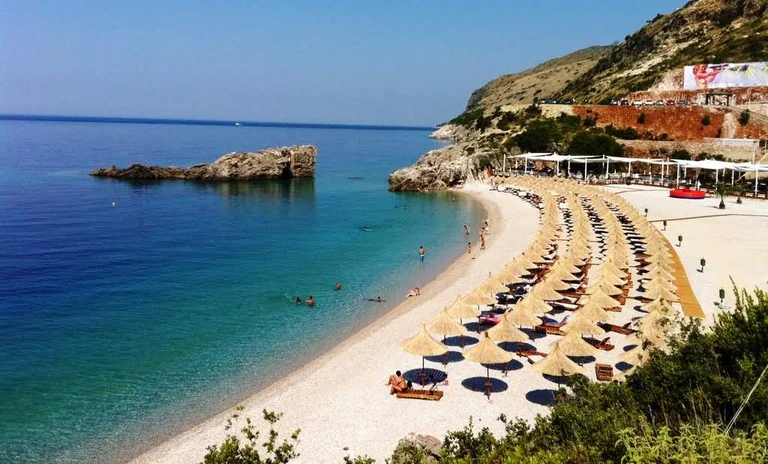Strand in Albanien: Zelte 3,5 Meter auseinander, 3 Meter zu Meer