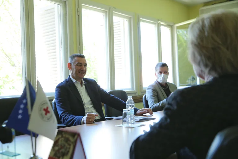Wessel besucht Kosovo Rotkreuz
