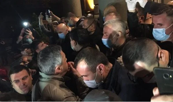 “Bitte nicht um Coronavirus” Proteste, die in Belgrad auftreten