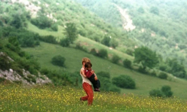 Une image touchante de la guerre au Kosovo qui a occupé le monde : 30 heures de marche avec un petit frère dans ses bras