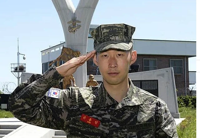 Heung-Min Son completa ejercicios militares en el premio después de brillar en el campamento