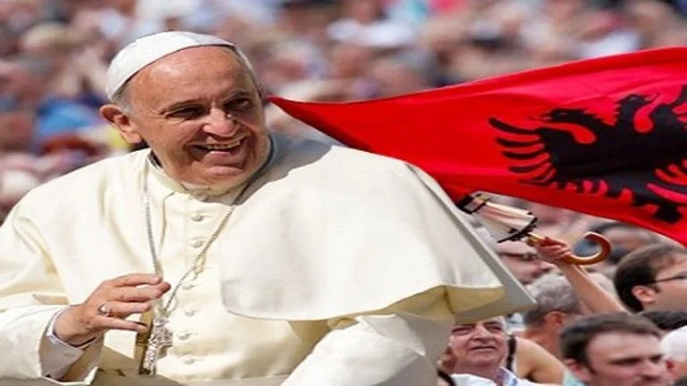 “pa Francescu saw the Albanian flag and said thank you” Albanian tells unusual history