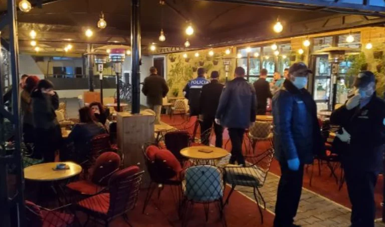 Albanie: Les règles pour les bars restaurants comprennent la mesure de la température