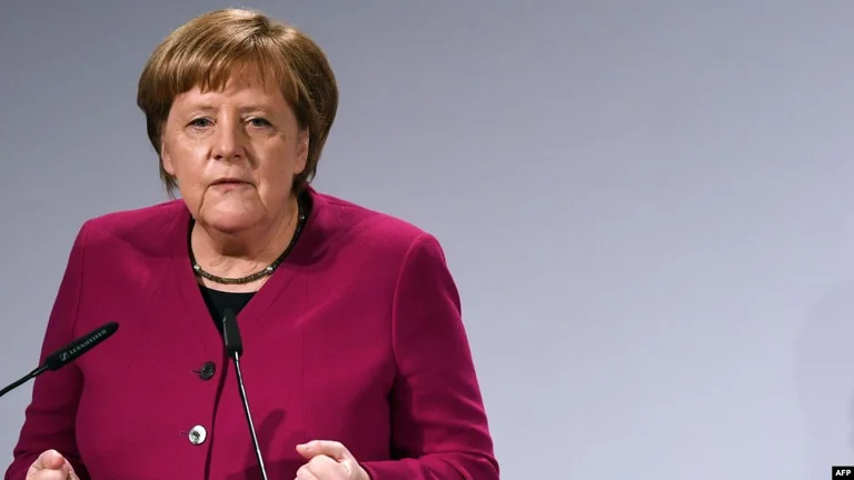 Merkel und Papa sprechen über die Pandemie der Welt