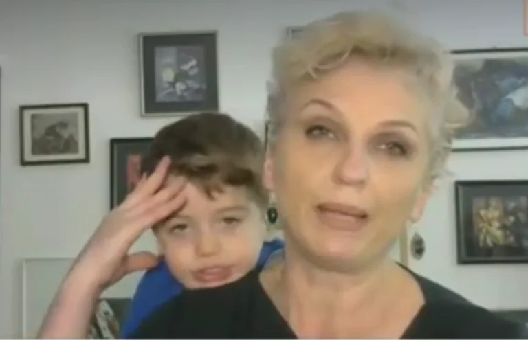 Embarrassing with the boy behind the back of journalist Tuhina