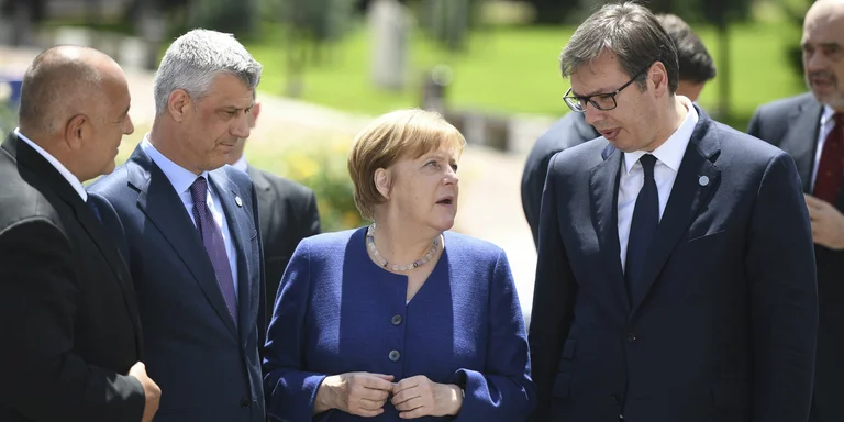Angela Merkel ordonne à Thaci et Vucinqi de préparer cette année un Kosovo-Serbie
