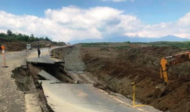 Road collapse, by the Ministry of Infrastructure, says tomorrow they hit the scene.