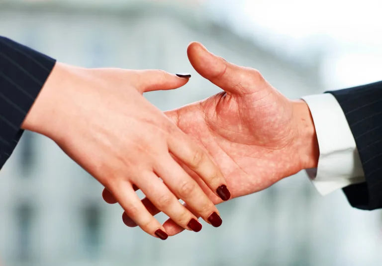 Ci scuoteremo di nuovo le mani?