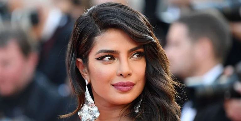 Priyanka Chopra zeigt, wie sie sich um ihre Haut kümmert