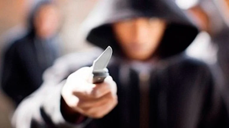 Zwei Fremde stechen eine Person in Gjilan