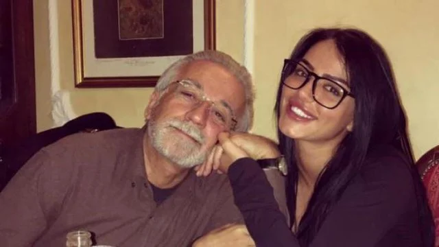 Morena aparece en el hospital, cuida de su padre.