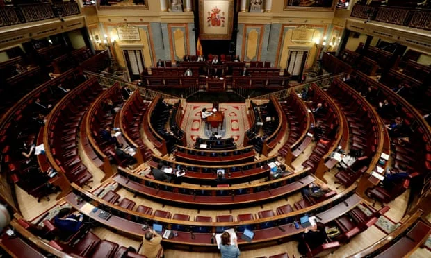 Spanien verlängert den Notfallzustand, nach starken politischen Streit