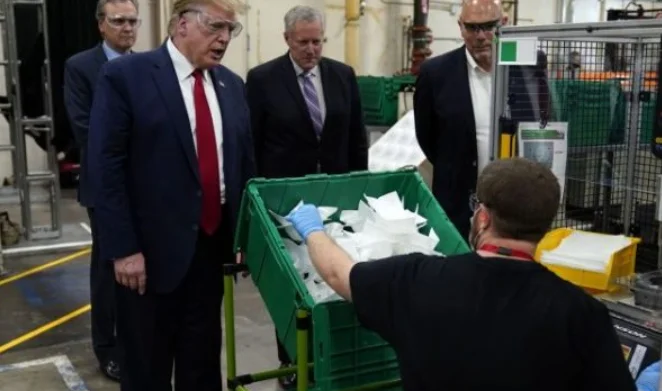 Trump weigert sich, eine Maske zu tragen, trägt nur Gläser