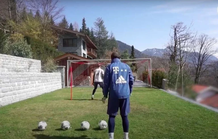 La formazione di Manuel Neuer all'estero con l'allenatore Bayern è straordinaria