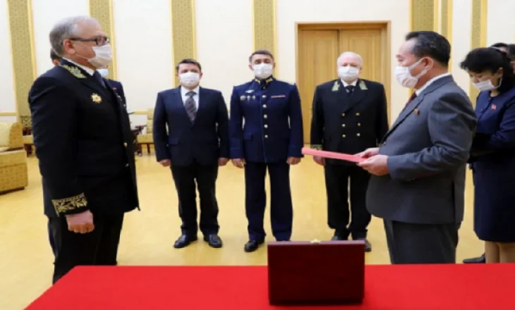 Kim Jong-Un accetta medaglie di guerra da Vladimir Putin