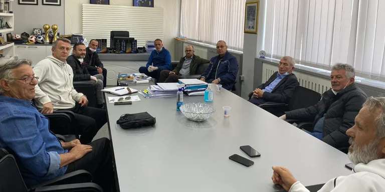 Los líderes de FFK se reúnen con instructores médicos del Equipo Nacional y personal