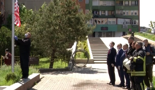 The platform is cleared and the new flag set on September of Bill Clinton