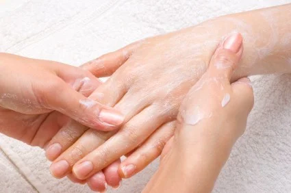 Make your hands split and red in natural masks