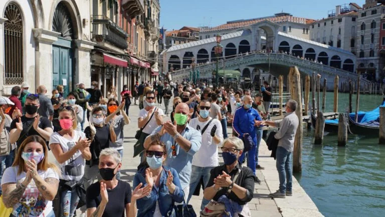 Los italianos terminan la cuarentena, después de dos meses las calles de la ciudad están ahora llenas de gente