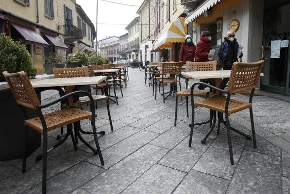 Locals have been opened in Kosovo, so many people are allowed inside and other operating rules