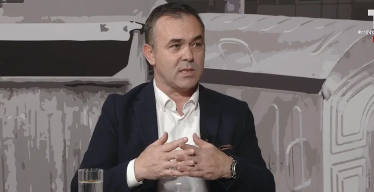 Así que argumenta el permiso de Rexhep Selimi para que Alexander Jabllanovqi pase libremente por Kosovo