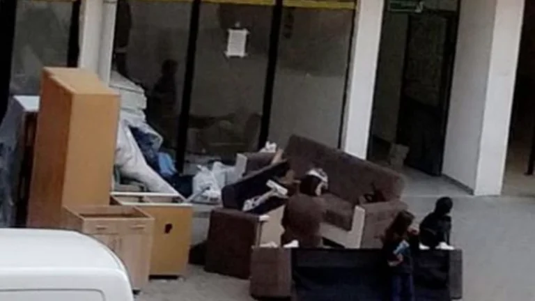 Embarrassed: Le propriétaire d'une résidence à Fushe-Kosovo expulse la famille qui vit en location, ne pouvait pas payer